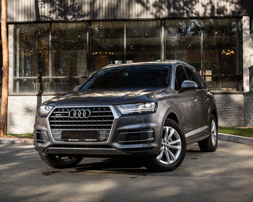 Gray Audi Q7 Car